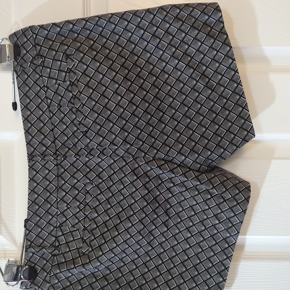 EUC WHITE HOUSE BLACK MARKET WOMEN'S THE 5" SHORT SZ 8 - Picture 4 of 7